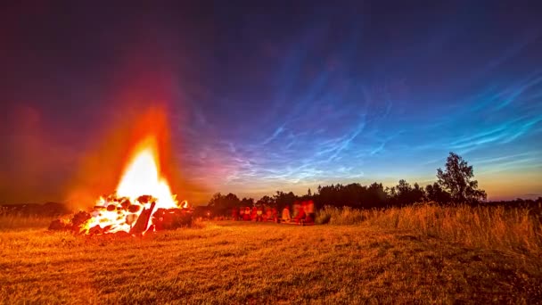 Fogata Timelapse Durante Noche Del Campamento Con Cielo Fuego Azul — Vídeos de Stock