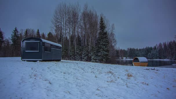 Сумерки Промежуток Времени Зимнего Пейзажа Замерзшим Озером Лесными Деревьями Прекрасный — стоковое видео