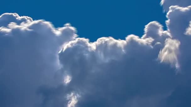 在蓝天和太阳的映衬下 云彩和云彩的柔和形成的时间差 5K的影像 — 图库视频影像