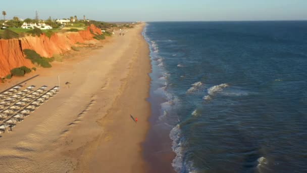 Long Stretch Golden Sand Rugged Cliffs Vale Lobo Beach Portugal — Stok Video