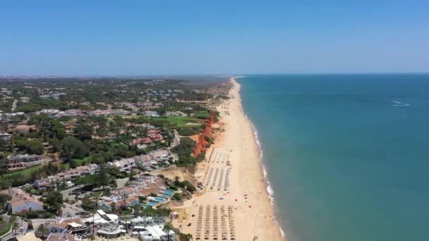 Flygfoto Över Resort Byggnaderna Vid Stranden Vale Lobo Algarve Portugal — Stockvideo