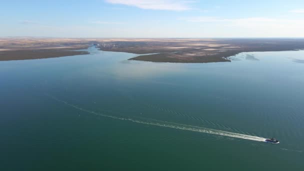 空中風景 ウェエロナ島半島海域を巡航する船舶 ワイドビュー — ストック動画