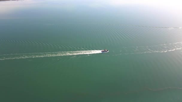 Antenn Ovanifrån Efter Båt Kryssning Port Pirie Floden Solljus Reflektion — Stockvideo