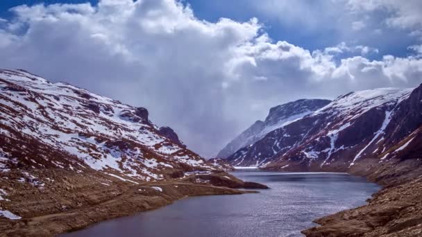Timelapse Rzeki Płynącej Między Wzgórzami Górskimi Śniegiem Krajobraz Norweski — Wideo stockowe