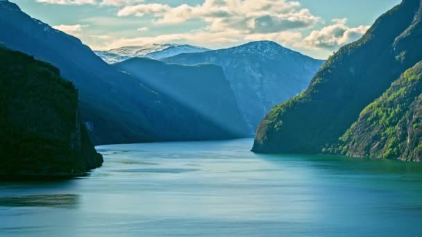 Norveç Fiyortlarında Dağ Tepeleri Arasında Seyir Gemisi Flam Norveç Varış — Stok video