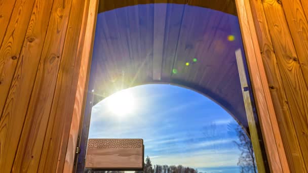 Przejście Dziennego Światła Słonecznego Fasada Drewnianej Kabiny Domku — Wideo stockowe