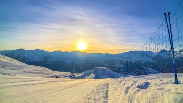 イタリアアルプスのスキー場であるリヴィニノでの雪の斜面の眺めは 夕方の午後から日没までスイスの国境近くにあります — ストック動画