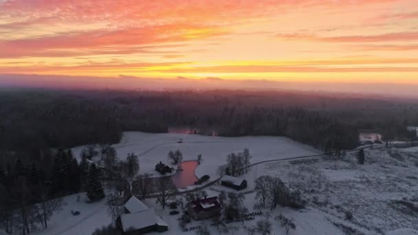 Rote Orange Und Rosa Winter Sonnenuntergang Landschaft Luftaufnahme Landhäuser Mit — Stockvideo