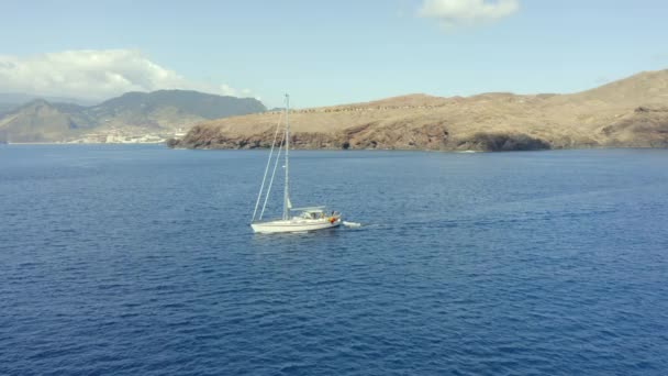 Luxury Boat Sailing Atlantic Ocean Madeira Island Backdrop Portugal Повітря — стокове відео