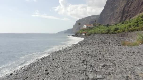 Ocean Waves Rozbija Się Żwirowej Plaży Faja Dos Padres Portugalii — Wideo stockowe