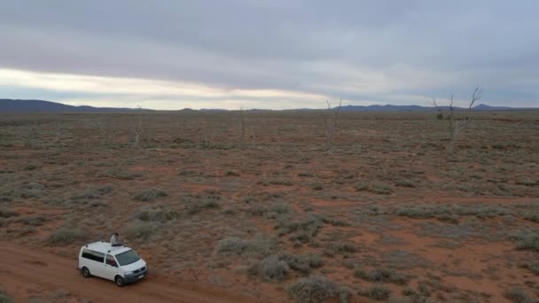 Aerial Ascending View Man Sitting Roof Camper Van Enjoying Outback — Αρχείο Βίντεο