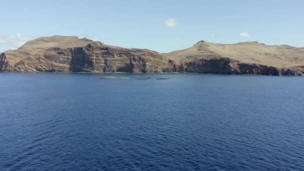Barevné Rybářské Sítě Atlantském Oceánu Skalnatá Krajina Ostrova Madeira Portugalsku — Stock video