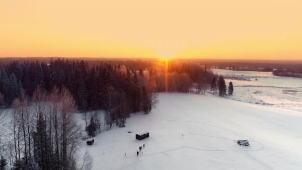 Letecký Pohled Rodinnou Procházku Zasněžené Zimní Stezce Lese Během Zlatého — Stock video