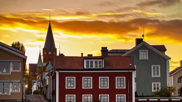 스웨덴의 칼마르에 전통적 주택들 하늘에서 시간을 보내는 황금빛 — 비디오