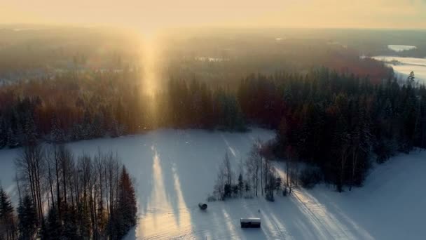 Luftaufnahme Des Schneebedeckten Winters Bewaldete Landschaft Bei Sonnenaufgang Mit Kleinen — Stockvideo