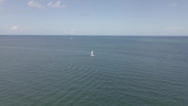 Ozeanantenne Konzentriert Sich Auf Katamaran Segelboot Auf Flachem Grünem Atlantik — Stockvideo