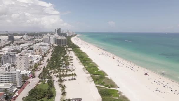 Низкий Полет Над Тропическим Городским Песчаным Пляжем Бирюзовым Океаном — стоковое видео