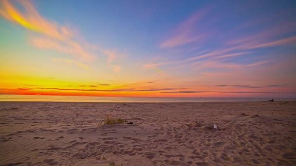 Kolkas Rags Letonia Hermoso Paisaje Playa Con Coloridas Nubes Onduladas — Vídeos de Stock