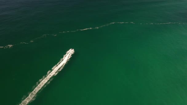 Джетскі Їде Через Приголомшливе Розташування Океану Біля Узбережжя Австралії — стокове відео