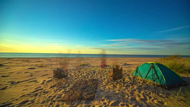 Timelapse Pareja Pasar Día Noche Acampando Playa Cabo Kolka Letonia — Vídeos de Stock