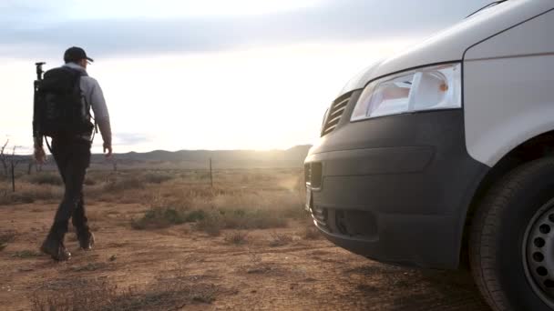 Photographe Avec Sac Dos Éloigner Van Blanc Pour Explorer Outback — Video