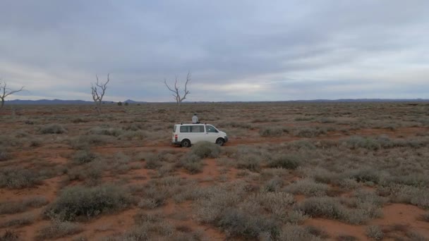 Letecký Paralaxy Pohyb Cestovatel Sedí Střeše Karavanu Vyprahlý Australský Outback — Stock video