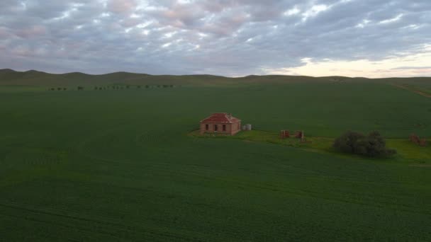 Félpályás Pálya Távoli Parasztház Felett Iconic Burra Homestead Természeti Táj — Stock videók