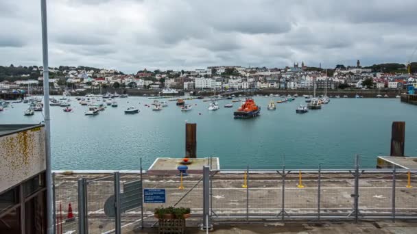 Barcos Amarrados Puerto Saint Peter Port Guernsey Islas Del Canal — Vídeos de Stock