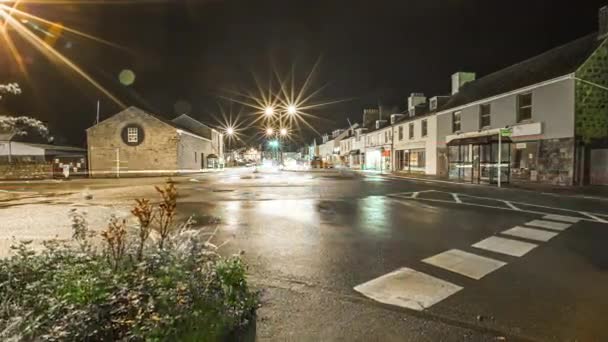 格恩西岛首府诺曼底海岸外英吉利海峡中的格恩西岛镇夜间交通情况概览 — 图库视频影像