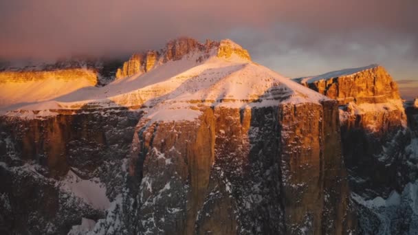 Drohne Steigt Der Dämmerung Über Goldenem Schnee Sellajoch Auf — Stockvideo