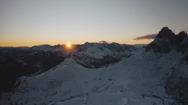 Die Sonne Geht Hinter Den Gipfeln Der Dolomiten Sellajoch Unter — Stockvideo