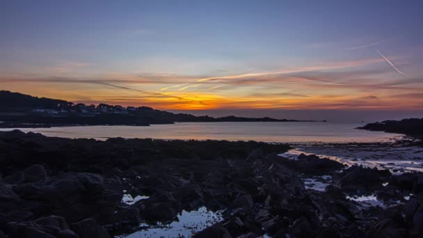 ガーンジーのベイリーウィックの一部であるノルマンディーの海岸沖の英語チャンネルのガーンジー島で夜から夜への日没の時間経過 — ストック動画