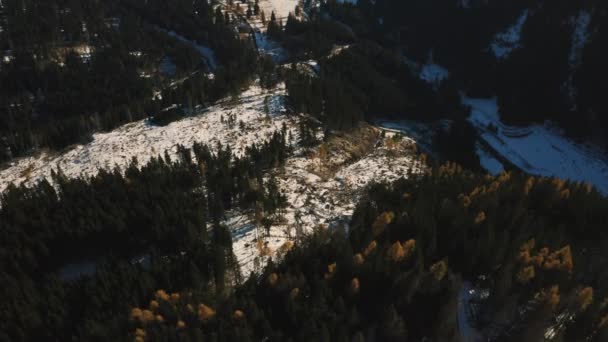 Drone Kantelt Van Fiemme Valley Naar Toppen Van Dolomieten — Stockvideo
