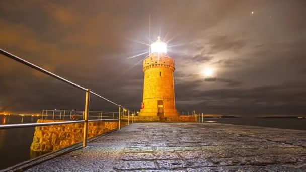 Farol Castelo Iluminado Com Lua Sobre Céu Noturno Nublado Porto — Vídeo de Stock