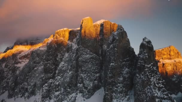 Goldenes Licht Auf Verschneiten Gipfeln Sellajoch Den Dolomiten — Stockvideo