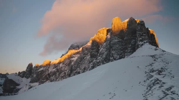 Eine Drohne Schwenkt Schneebedeckten Grat Richtung Goldlicht Auf Torri Del — Stockvideo