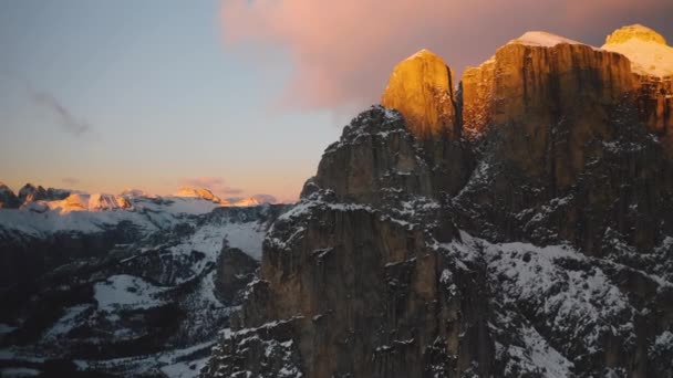 Een Drone Kantelt Een Groep Sella Besneeuwde Dolomieten — Stockvideo