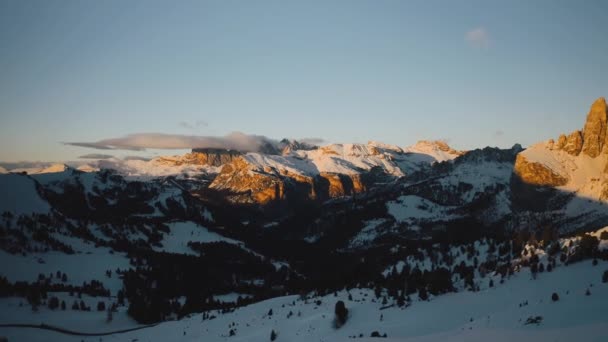 Drönare Över Skuggan Närmar Sig Guldsnö Val Gardena — Stockvideo