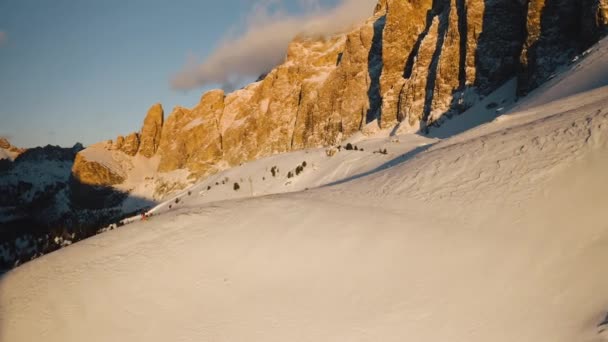 无人机绕着白云石中的越野滑雪者旋转 — 图库视频影像