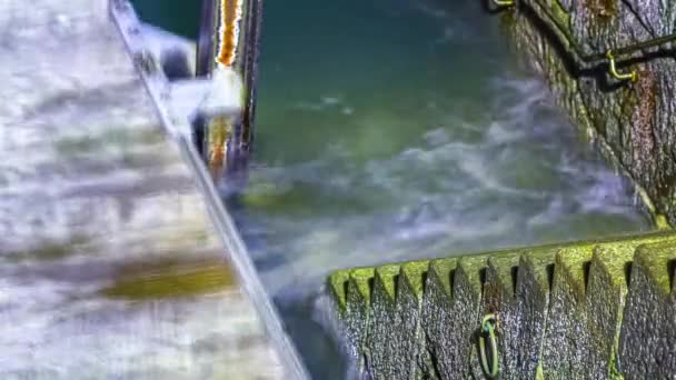 退潮或退潮时带着移动的木制防波堤在岸上流出水的时间 — 图库视频影像