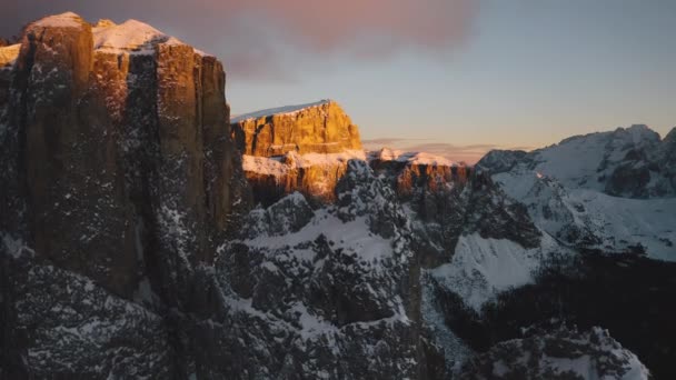 Dronele Ridică Deasupra Dolomiților Acoperiți Zăpadă Aur — Videoclip de stoc