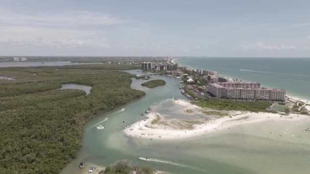 Aerial Κατεβαίνει Βάρκες Αμμώδη Σημείο Στο Ηλιόλουστο Bonita Beach Φλόριντα — Αρχείο Βίντεο