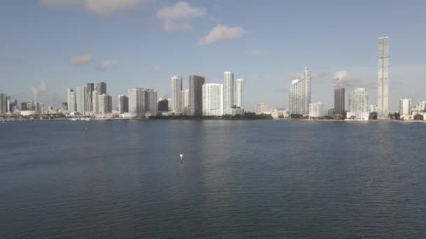 Low Biscayne Bay Sobrevuela Rascacielos Del Distrito Edgewater Miami — Vídeos de Stock