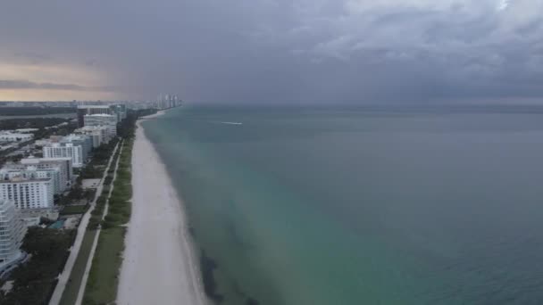 Nube Oscura Pesada Atardecer Sobre Playa Surfside Atardecer Miami Aérea — Vídeos de Stock