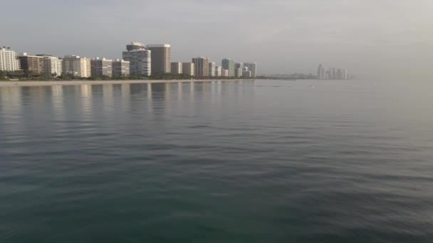 Misty Silver Sunrise Aerial Apartamentos Mares Tranquilos Surfside Miami — Vídeos de Stock