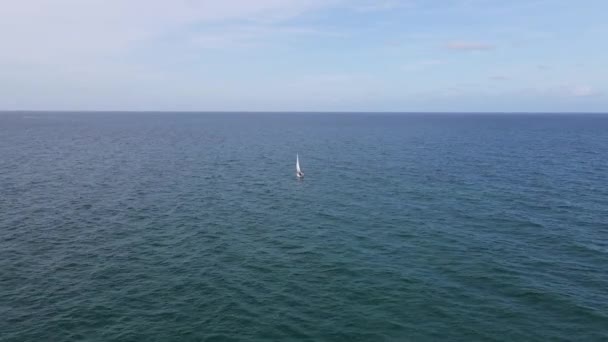Luchtvlucht Naar Witte Zeilboot Alleen Vlak Rustige Blauwe Atlantische Oceaan — Stockvideo
