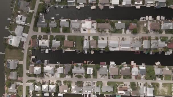 垂直空中 マトラカフロリダ州は家で車よりも多くのボートを持っています — ストック動画