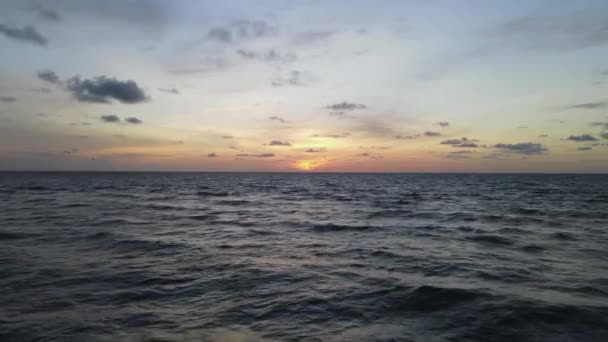 Nízký Oceánský Vzduch Barevný Zlatý Východ Slunce Nad Vlnitým Mořem — Stock video