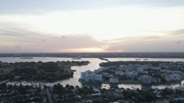 Vuelo Aéreo Atardecer Plateado Indian Creek Surfside Florida — Vídeo de stock