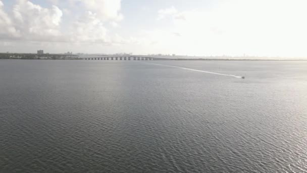 Motores Barcos Biscayne Bay Sur Julia Tuttle Causeway Miami — Vídeos de Stock